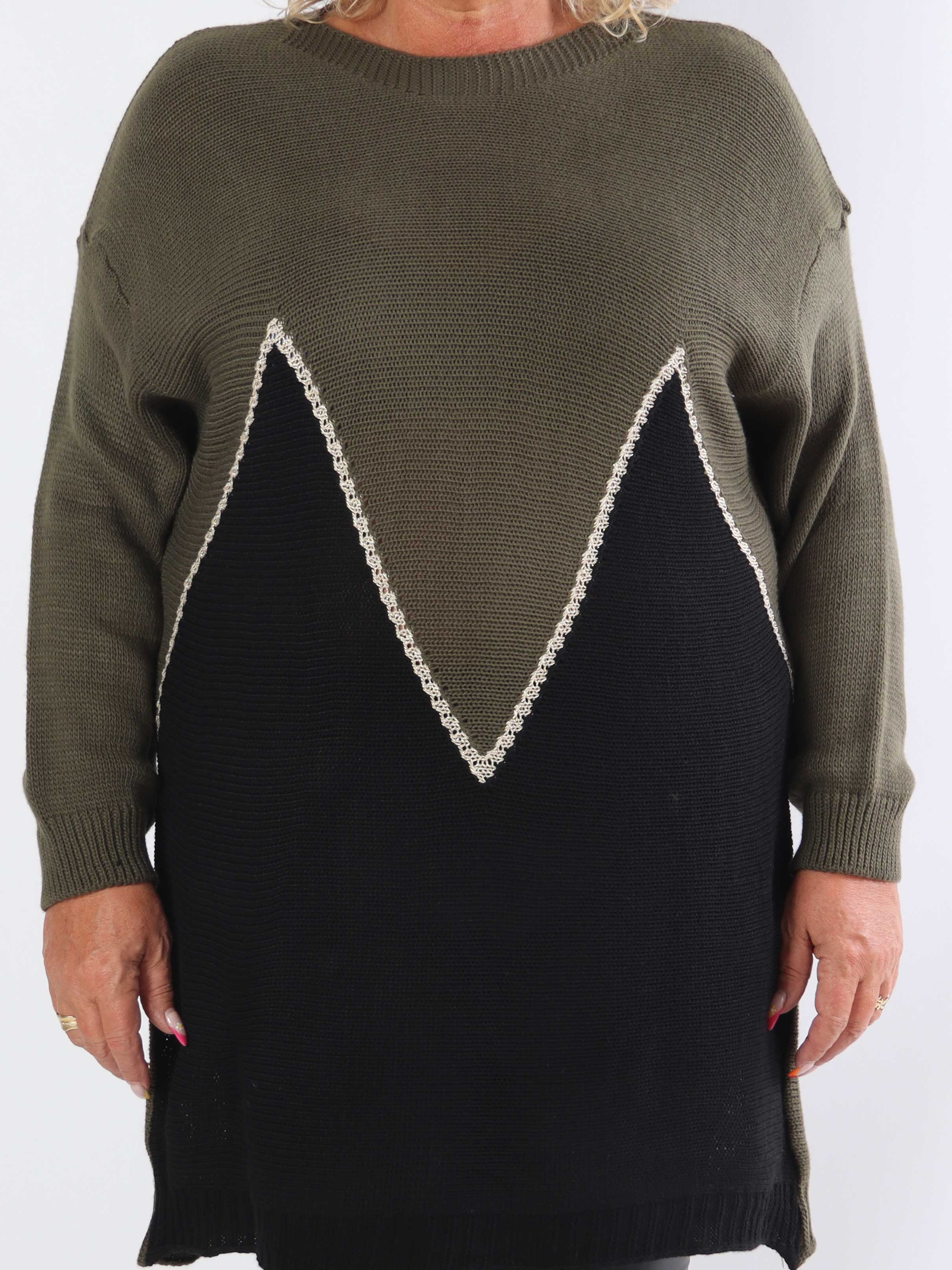 Amara - Tofarvet plus size strikkjole med gulddetaljer